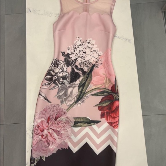 ARIONAH PALACE GARDENS SCALLOP DETAIL MIDI DRESS - Picture 12 of 12